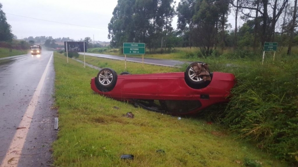O carro parou no canteiro que divide os sentidos da rodovia. (Foto:CGN)