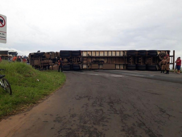 Um grupo de pessoas arrombou a careta frigorífico e centenas de pessoas aproveitaram para saquear a carga.(Foto: Massa News)