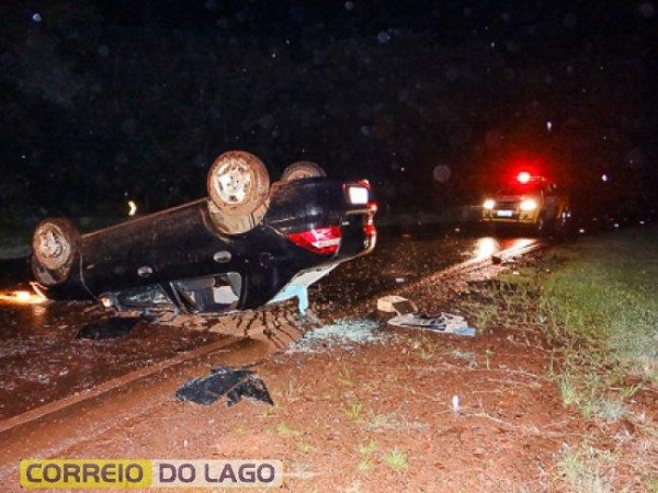 O  veículo saiu da pista rampou em um barranco e capotou.(Foto: Correio do Lago)