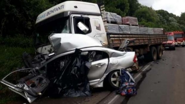 O motorista ficou preso às ferragens.(Foto: Divulgação)