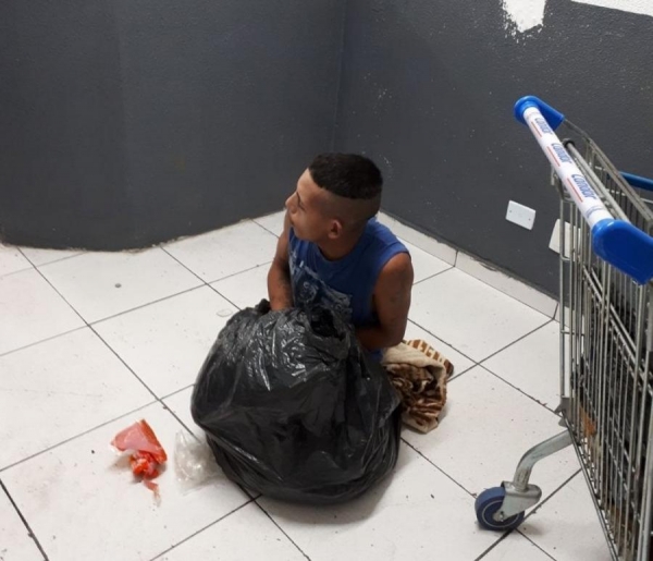 Homem tentou fugir em um saco de lixo, mas foi descoberto por um funcionário da limpeza (Foto: Divulgação/Polícia Civil )