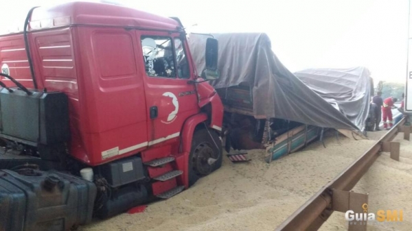 Os dois veículos de carga seguiam na rodovia no sentido à Foz do Iguaçu. (Foto: Guia SMI)