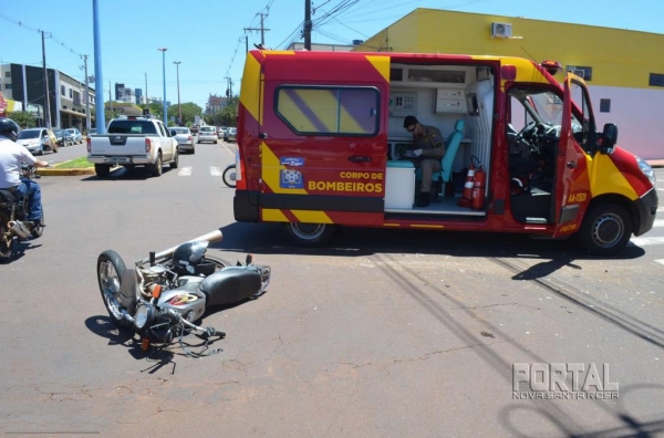 O motociclista foi socorrido pelos Bombeiros elevado a UPA com ferimentos moderados, os danos foram de regular monta nos dois veículos. (Foto: Bogoni)