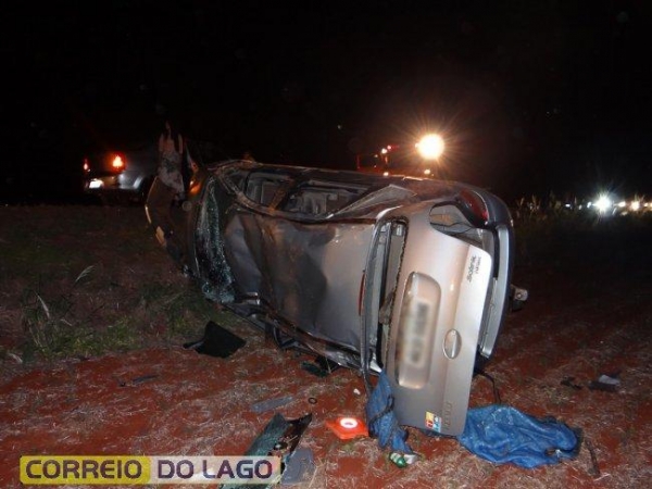 Um veículo Renault Scenic, com placas de Jaraguá do Sul-SC, capotou diversas vezes. (Foto: Correio do Lago)