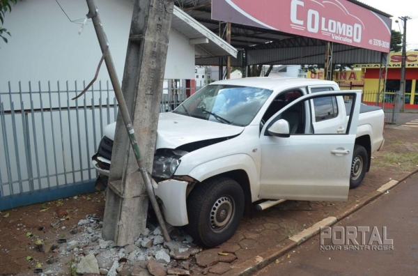 A amarok após a colisão atingiu um poste. (Foto: Bogoni)