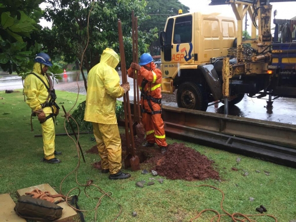 Profissionais já estão realizando a troca do poste de energia. (Fotos: Portal Nova Santa Rosa)
