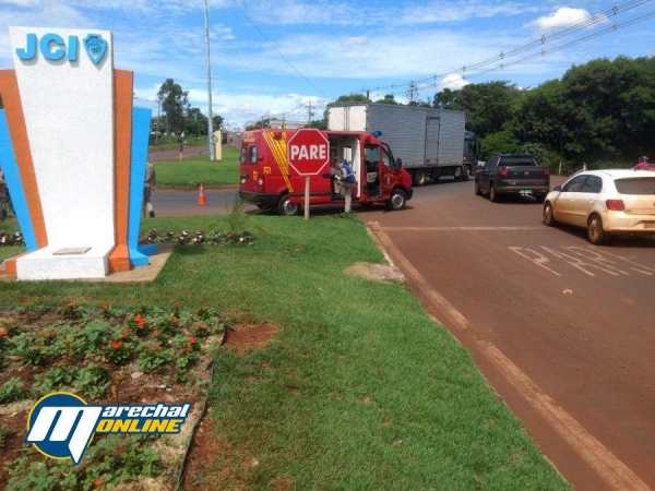 Com o impacto, o motociclista de 59 anos sofreu queda e resultou com ferimentos pelo corpo.( Fotos: Egon Kurtz / Marechal Online)