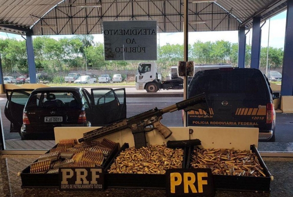 O arsenal estava escondido em um compartimento oculto. (Foto: PRF)