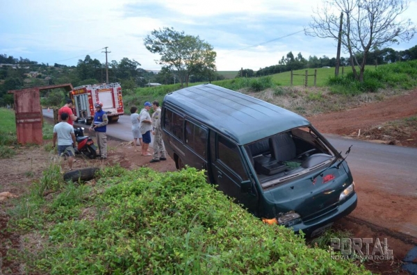 O motorista perdeu o controle, saiu da pista caindo dentro da canaleta. (Foto: Bogoni)