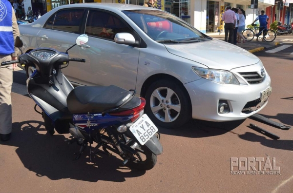 A colisão envolveu uma moto e um Corola. (Foto: Bogoni)