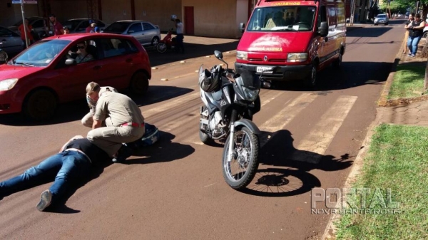 Com o impacto, o motociclista sofreu queda e ferimento leves. (Foto: Marcio Cerny)