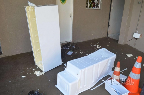 A dinamite estava dentro de uma geladeira. (Foto: Bogoni)