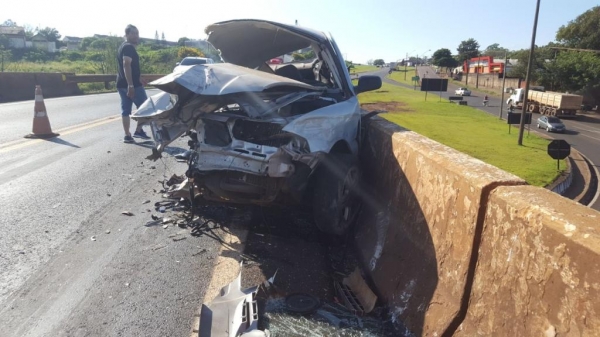O acidente ocorreu sobre o viaduto do Bairro XIV de Novembro.(Fotos: CGN)