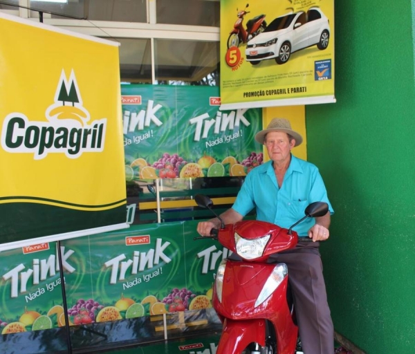 Cliente do Supermercado Copagril de Nova Santa Rosa é premiado com uma moto (Foto: Tainã Felipe Cerny/Assessoria Copagril )