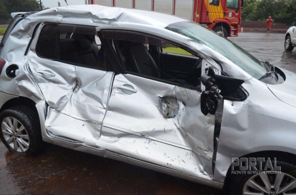 O veículo Fox foi atravessar o trevo e foi atingido pela carreta. (Foto: Bogoni)