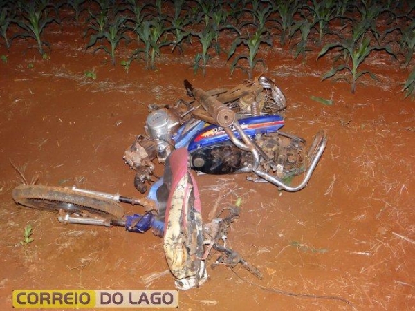 A moto ficou toda destruída. (Foto: Correio do Lago)