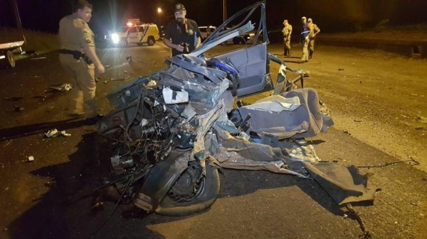 O automóvel dirigido pelo jovem que morreu ficou destruído com a batida (Foto: Diário da Informação)