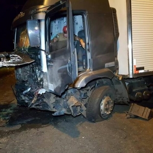 O motorista do caminhão teve ferimentos leves e foi levado ao hospital em estado de choque (Foto: Diário da Informação)
