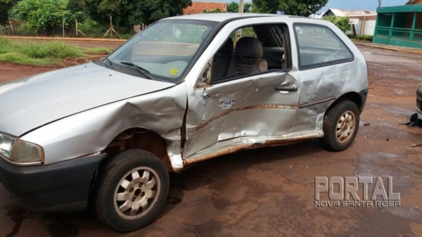Os dois carros resultaram com estragos de grande monta.(Foto: Marechal News)