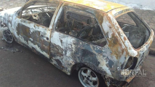 O veículo foi encontrado destruído pelo fogo. (Foto: Bogoni)