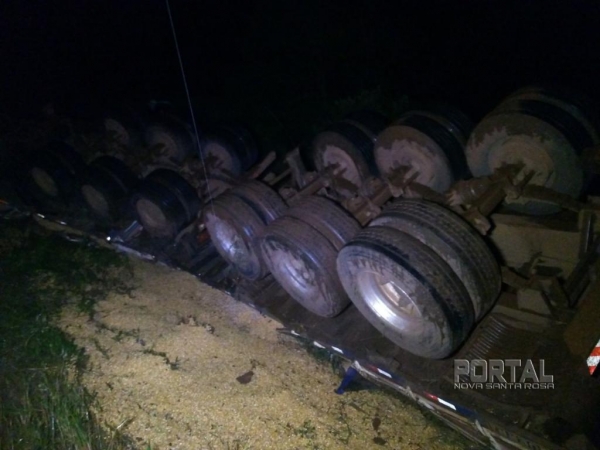 A carreta estava carregada de milho. (Foto: Bogoni)