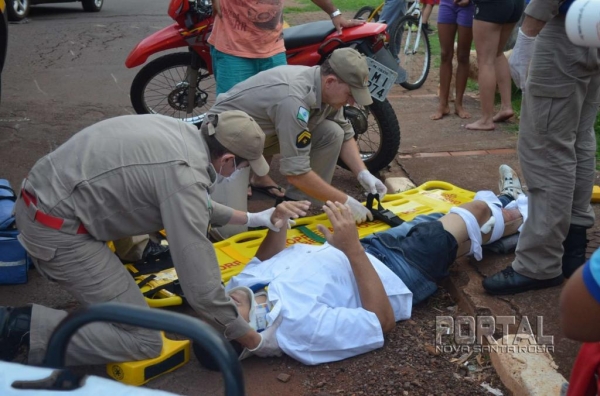 O motociclista foi socorrido pelo Corpo de Bombeiro e levado ao Hospital Bom Jesus . (Foto: Bogoni)