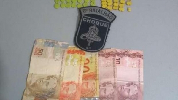 Eles foram pegos em flagrante com R$ 110 em dinheiro. (Foto: PM)