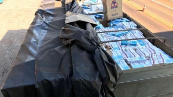 Ao vistoriarem a carga, policiais encontraram 900 caixas de cigarro. (Foto: PRF)