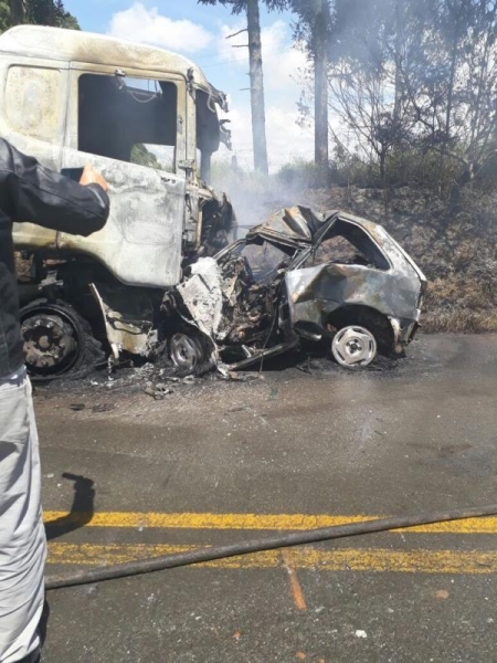 Após a batida, o automóvel pegou fogo e a mulher morreu carbonizada. (Fotos: Tibagi News)