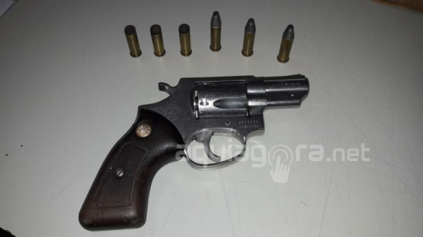 Arma e munição localizada na residência (Foto: Jonas Kempp/AquiAgora.net )