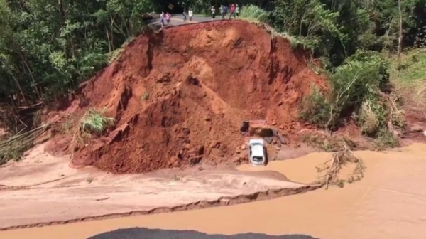 Carro cai em cratera que se abriu na PR-082 após enxurrada levar ponte (Foto: Josué Madeira/Arquivo pessoal )