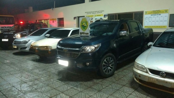 Veículos e cigarros foram apreendidos. (Foto: Assessoria)