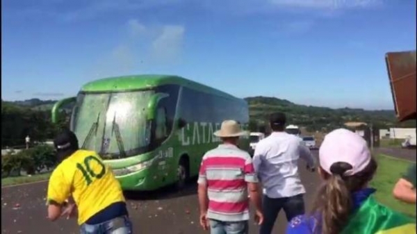Manifestantes contra a caravana de Lula arremessaram ovos contra o ônibus que seguia do Rio de Janeiro até Foz do Iguaçu. (Foto: Catve)