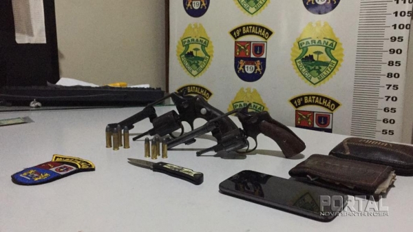 Duas armas foram apreendidas. (Foto: PM)