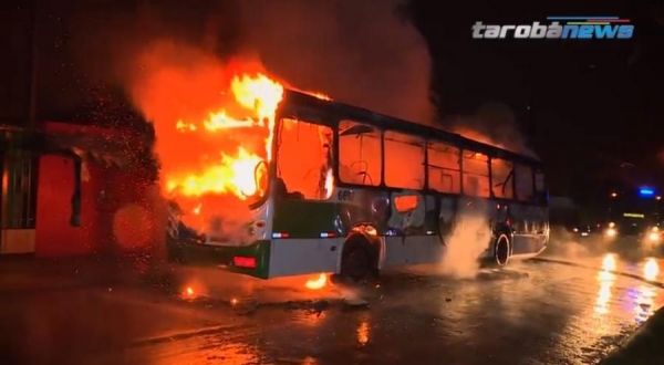Dois ônibus foram incendiados (Foto: Tarobá News )