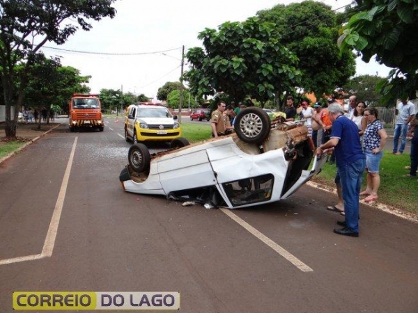 Com o impacto, o condutor do Uno perdeu o controle da direção e o veículo acabou capotando.(Foto: Correio do Lago)