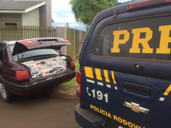 O homem saiu do automóvel correndo e conseguiu fugir.(Foto: PRF)