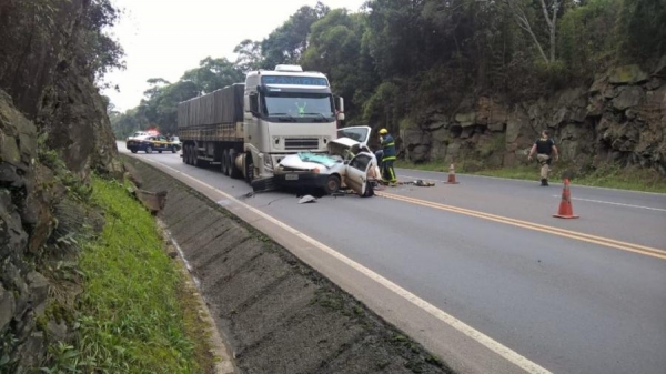 Acidente entre caminhão e carro deixa dois mortos na região Sul do estado (Foto: Colaboração / WhatsApp )
