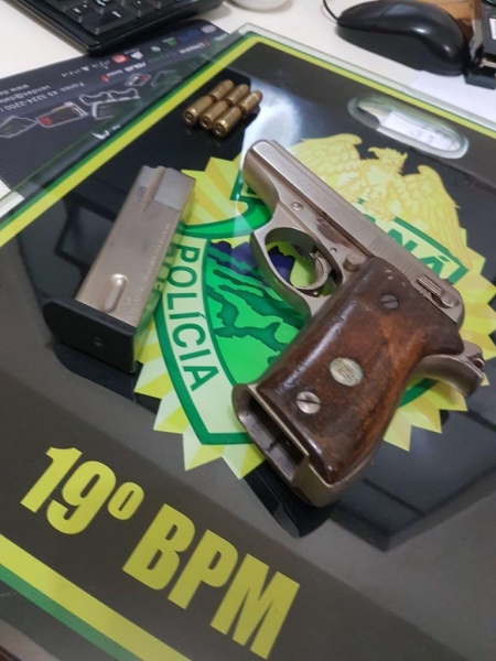 A arma foi detida. (Foto: PM)