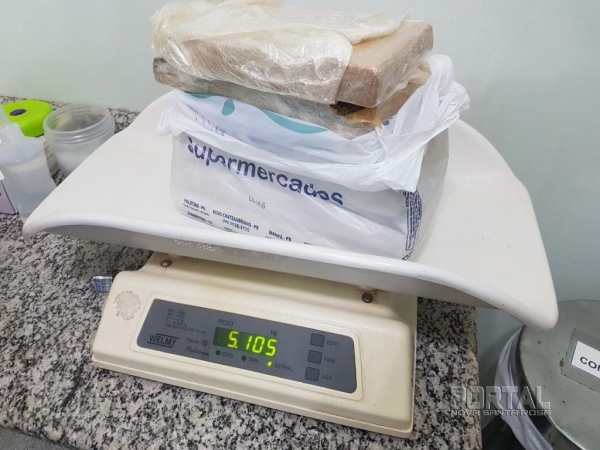 O rapaz confessou que comprou a droga e pagou 250 reais o quilo e que venderia em Curitiba por 1400 reais o quilo. (Foto: PM)