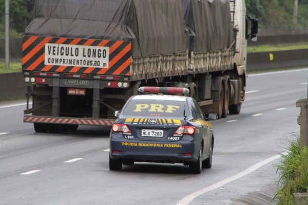 Ao longo de quatro dias de operação, entre a última quinta-feira (29) e ontem (1º), a PRF contabilizou 104 feridos e atendeu 102 acidentes. (Foto: PRF)