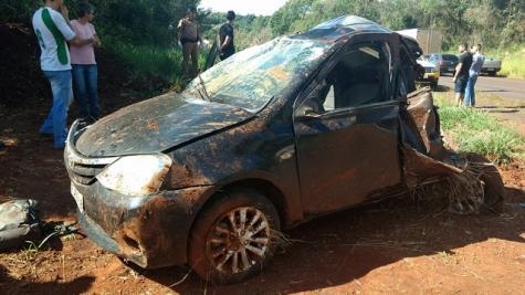 O veículo ficou destruído.(Foto: Cantu em Foco)