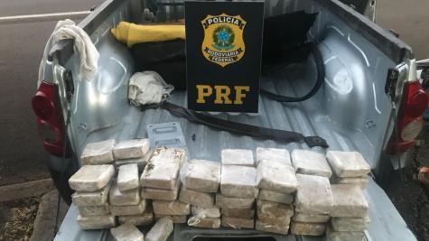 A droga estava escondida nas laterais e na porta da caçamba. (Foto: PRF)