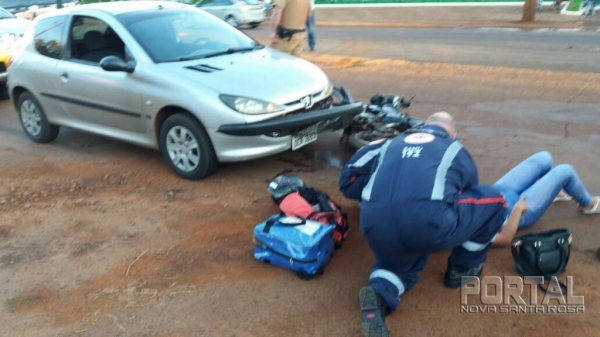 Aline foi socorrida  pela Equipe do SAMU e encaminhada para atendimento médico. (Foto: Márcio Cerny)