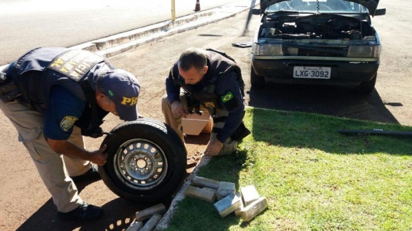 O carro foi preparado e retirado em Foz  e os materiais apreendidos iriam ser entregues em Cascavel.(Foto: PRF)