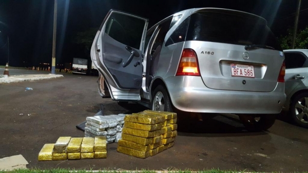 Paraguaios são preso com maconha no fundo falso de Mercedes Benz em Santa Terezinha de Itaipu (Foto: PRF)