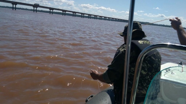 O patrulhamento aquático ocorreu no lago de Itaipu. (Foto: Polícia Ambiental)