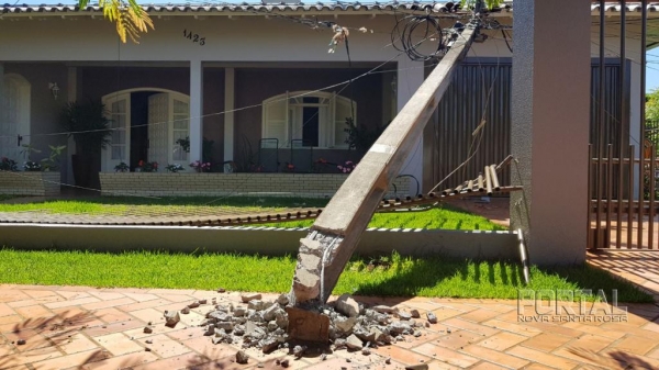 No acidente três postes foram quebrados. (Foto: Portal Palotina)