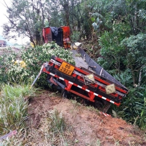 Acidente também envolveu um terceiro caminhão que estava carregado com 13 mil litros de líquido corrosivo (Foto: PRF/Divulgação)