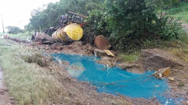Caminhão-tanque estava carregado com 30 mil litros de óleo diesel (Foto: PRF/Divulgação)